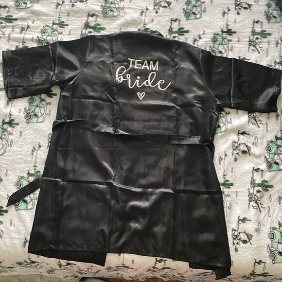 New without tags one size satin team bride black robe short sleeved - Picture 1 of 4
